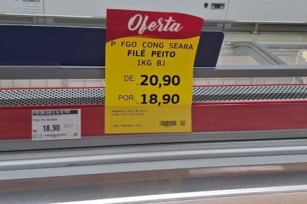 Placa com pre�o em promo��o do frango no Assai em Cuiab� 