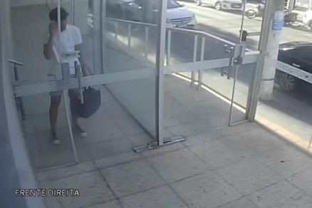 Momento em que suspeito fora a porta e foge pulando o vidro lateral