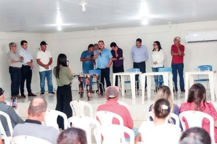 Deputado Eduardo Botelho explica aos pequenos produtores do distrito de Roda Dgua, sobre o financiamento de U$S 100 milhes aprovado em 2024 pela AL para o Estado