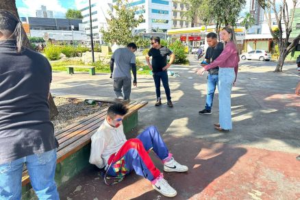 Homens vestidos de palhaos abordados por secretria na Praa Oito de Abril