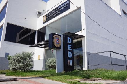 Ele foi preso pela Delegacia Especializada de Defesa da Mulher de Cuiab