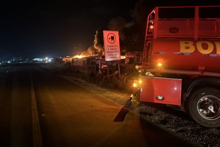 Imagem mostra impacto das chamas em Ferro Velho 