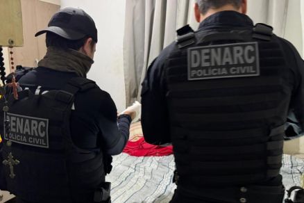 Agentes da Polcia Civil durante o cumprimento de ordens judiciais 