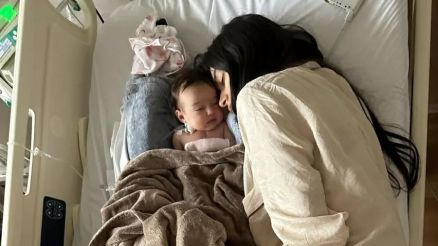 Thaila Ayala com a filha Tereza em julho, quando a beb� ficou no CTI