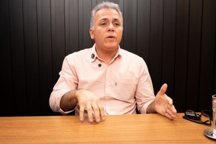O secretrio de Infraestrutura e Obras, Reginaldo Teixeira: populao cobra tapa-buraco
