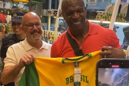 Terry Crews visita Mercado Municipal em SP 