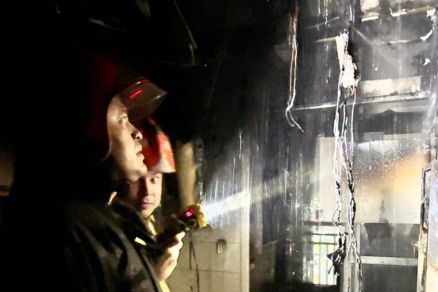 Bombeiros trabalham no ponto onde incndio comeou