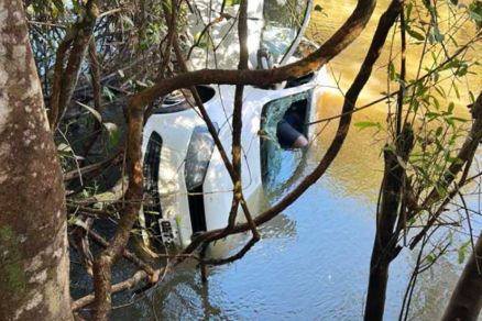 Veculo submerso no Rio Bugres aps acidente que matou duas pessoas