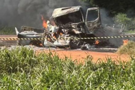 Aps o acidente, os veculos pegaram fogo