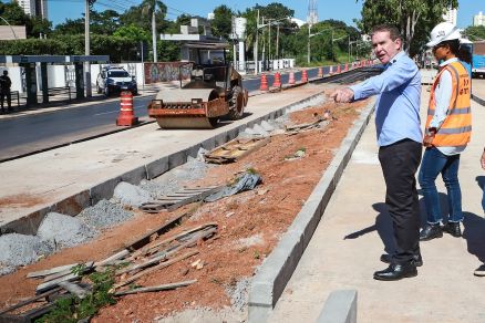 O presidente do TCE, Srgio Ricardo, que vistoriou obras do BRT nesta sexta