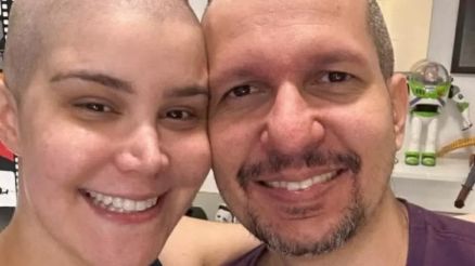 Otvio Ug ( direita) lamentou a perda da esposa, Juliana Domingues ( esquerda)