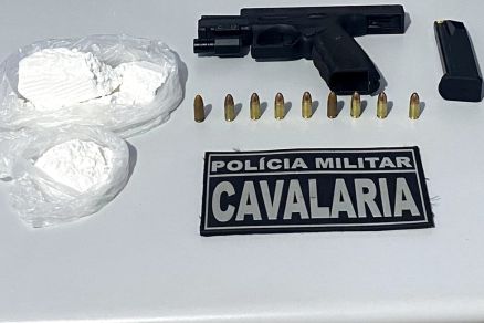 Polcia Militar apreendeu arma, munies e drogas durante a ao;