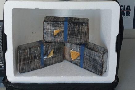 As equipes apreenderam sete por��es de pasta base de coca�na e uma de maconha. 