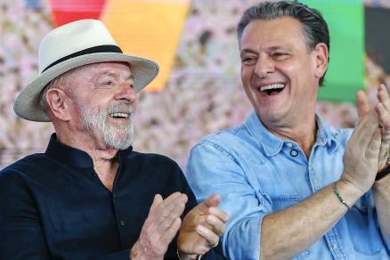 O presidente Lula e o ministro Carlos Fávaro, durante evento em MT