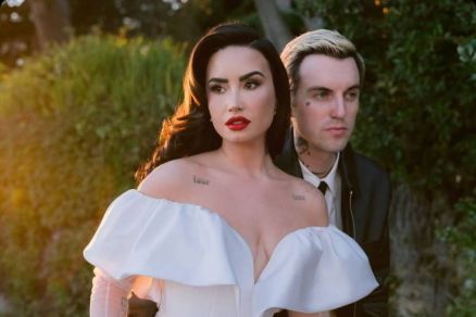 Demi Lovato e o marido Jordan Lutes posam para um ensaio de fotos antes do casamento