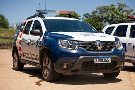 Viatura da Polcia Militar; policiais encontraram e prenderam os suspeitos 