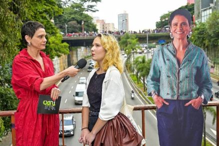 Malu Galli (esq.) conversa com telespectadora em So Paulo