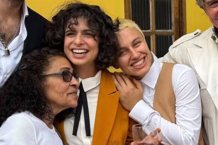 Julia Anquier e Maria Beraldo, ao centro, durante cerim�nia �ntima de casamento do casal 