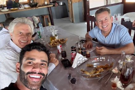 O cantor Gusttavo Lima e os governadores Ronaldo Caiado e Mauro Mendes