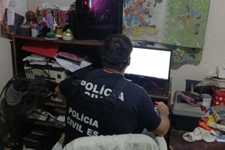 Policial civil durante Opera��o Cibern�ticas do Minist�rio da Justi�a e Seguran�a P�blica