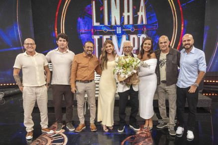 Carlos Alberto de Nbrega (com flores na mo), posa com sua famlia; da esquerda para a direita: Vincius, Joo, Marcelo, Maria Fernanda, a esposa, Renata, Carlos Filho e Mauricio