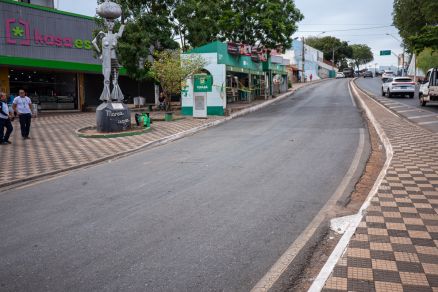 Pra�a Maria Taquara e ponto de �nibus vazio no Centro de Cuiab� 