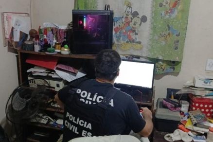 Policial cumpre ordem na Opera��o M�o de Ferro 2, deflagrada na ter�a