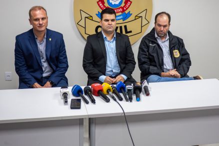 Os delegados Wagner Bassi, Rogrio Ferreira e Daniel Valente, durante coletiva sobre a investigao