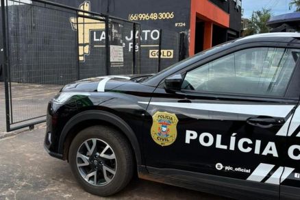 Viatura da Polcia Civil em empresa alvo de Operao 