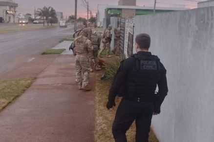 Policiais civis cumprindo mandados de operao 