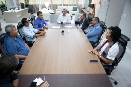 S�rgio Ricardo e Guilherme Antonio Maluf em reuni�o com moradores da regi�o do Coxip� nesta quarta-feira.