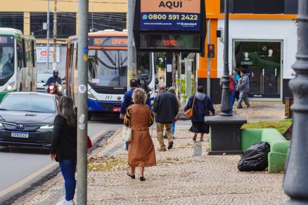 Pessoas agasalhadas andando pelo centro de Cuiab 