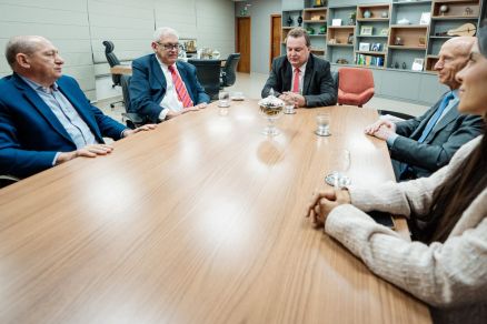 Presidente da ALMT, Max Russi, durante reunio com representantes de multinacional 