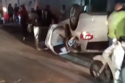 Carro fapotado na Avenida Gonalo Antunes de Barros