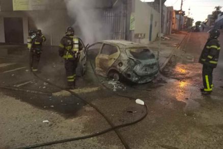 Imagem mostra atua��o do Corpo de Bombeiros para controlar inc�ndio no ve�culo 