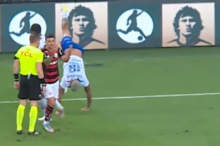 Ex-Cuiab�, Deyverson fazendo acrobacias durante partida