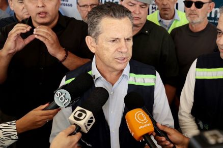 O governador Mauro Mendes fala com jornalistas durante a entrega da ponte