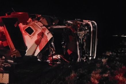 Motorista ficou preso �s ferragens da carreta