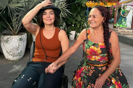 Let�cia Sabatella ao lado de Dona Domingas, fundadora do Flor Ribeirinha 