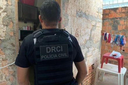 Policial civil durante cumprimento de mandados de busca e apreenso 