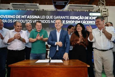 O governador Mauro Mendes, ap�s assinar a san��o da lei