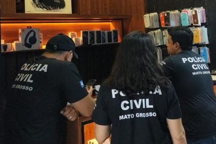 Agentes da Polcia Civil durante apreenso de celulares 
