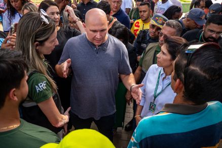 O prefeito de Cuiab Abilio Brunini (PL) durante conversa com ambulantes 