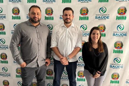 O m�dico Braz Martins Neto (centro) ao lado da secret�ria de Sa�de de Ju�na, Marcela Am�rico, e do advogado Anderson Marques, que auxiliou na doa��o