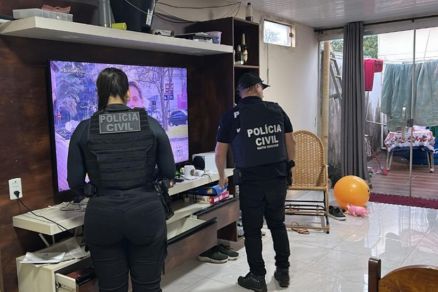 Policiais civis cumprem mandado de busca e apreenso na casa de um dos alvos