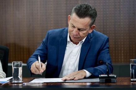 O governador Mauro Mendes assinando o contrato com o Hospital Geral