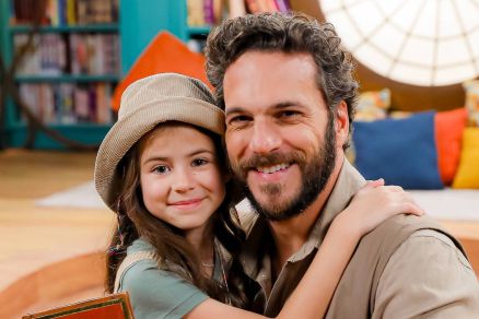 Mel Summers e Elam Lima como Anna e Paulo em 'A Caverna Encantada', novela do SBT: fracasso faz emissora desligar 50 funcionrios 
