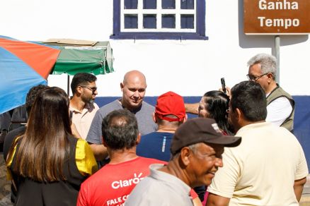 O prefeito Abilio Brunini em di�logo com os comerciantes da regi�o