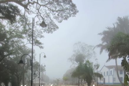 Pra�a Dom Wunibaldo sob neblina em Chapada dos Guimar�es 