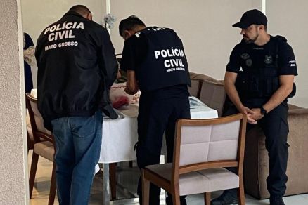 Policiais civis durante o cumprimento de mandados na residncia de um dos alvos